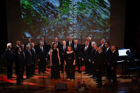 Cohenova Aleluja v izvedbi Ane in Janje
